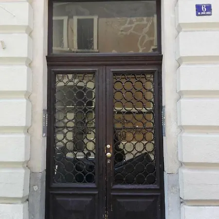 Elegante 8 Posti Vicino Stazione - Grey E Blu *