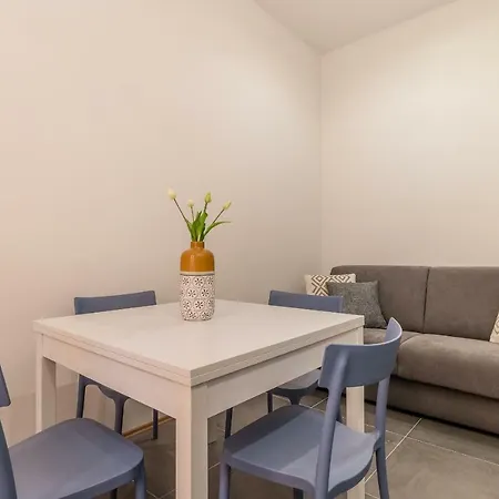 Elegante 8 Posti Vicino Stazione - Grey E Blu Triëst