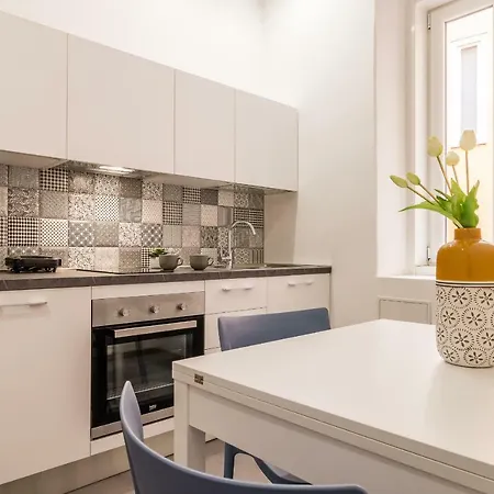 Elegante 8 Posti Vicino Stazione - Grey E Blu Triest