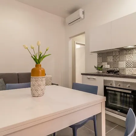 Elegante 8 Posti Vicino Stazione - Grey E Blu Appartement Triëst