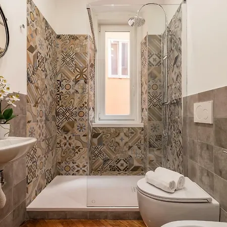 Elegante 8 Posti Vicino Stazione - Grey E Blu * Triëst