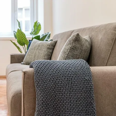 Elegante 8 Posti Vicino Stazione - Grey E Blu *