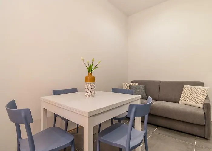 Elegante 8 Posti Vicino Stazione - Grey E Blu Trieste