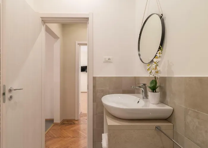 Elegante 8 Posti Vicino Stazione - Grey E Blu