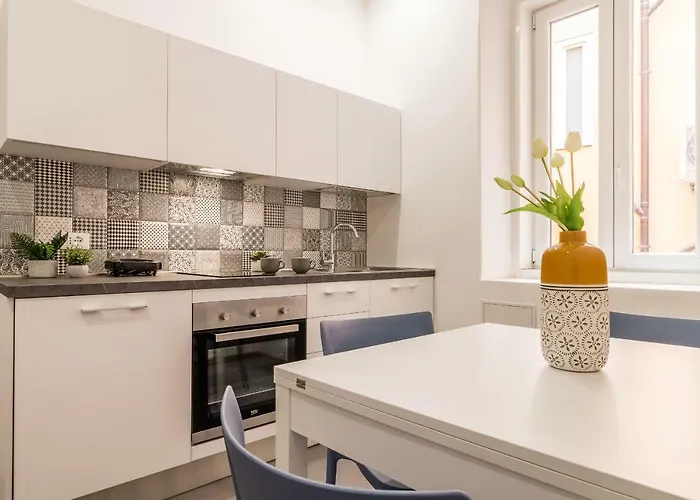 Elegante 8 Posti Vicino Stazione - Grey E Blu Trieste