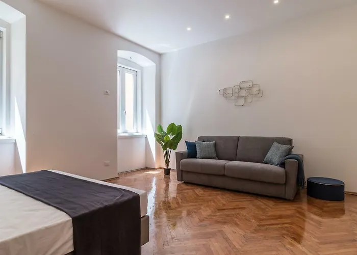 Elegante 8 Posti Vicino Stazione - Grey E Blu *