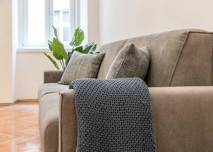 Elegante 8 Posti Vicino Stazione - Grey E Blu *